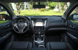 Nissan Navara Double Cab 2019 cockpit