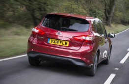 Nissan Pulsar, rear action