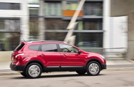 Nissan Qashqai+2, side