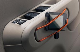 Nissan Cube, holder