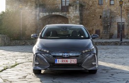Toyota Prius PHV, 2017, head on