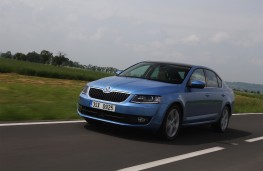 Skoda Octavia 1.0 TSI, side