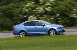 Skoda Octavia 1.0 TSI, side, action