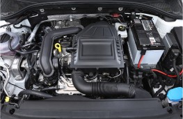 Skoda Octavia 1.0 TSI, engine in car