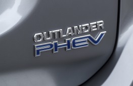 Mitsubishi Outlander PHEV 2015, tailgate badge