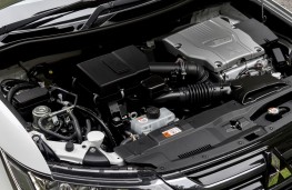 Mitsubishi Outlander PHEV 2015, engine
