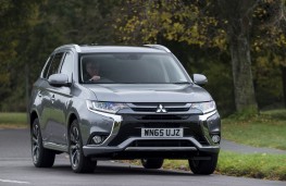 Mitsubishi Outlander PHEV 2015, front