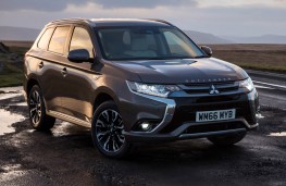 Mitsubishi Outlander PHEV, 2017, front, crop