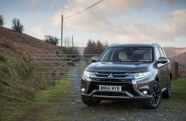 Mitsubishi Outlander PHEV, 2017, front, static