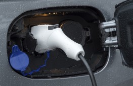 Mitsubishi Outlander PHEV 2015, charging point