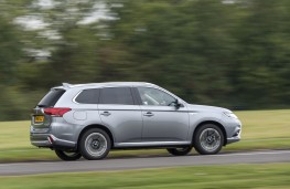Mitsubishi Outlander PHEV 2015, side