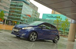 Peugeot 208, side