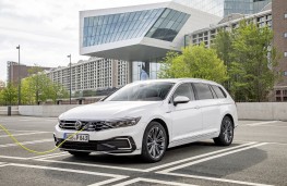Volkswagen Passat Alltrack GTE, 2019, charging