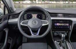 Volkswagen Passat Alltrack GTE, 2019, dashboard