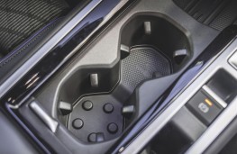 Volkswagen Passat, 2025, cup holder