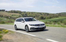 Volkswagen Passat Alltrack GTE, 2019, front, action