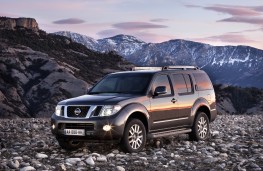 Nissan Pathfinder, front