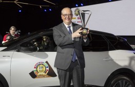 Peugeot 3008, Jean-Philippe Imparato, chief executive of Peugeot, with European COTY award 2017