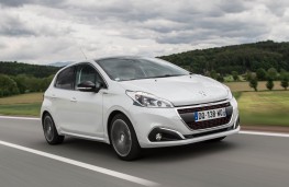 Peugeot 208, front action 2