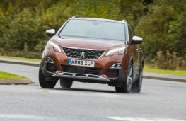 Peugeot 3008 SUV, front action 2