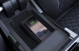 Audi Q7 55 TFSI quattro, 2025, phone charger
