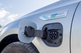 Kia Optima PHEV, plug in point