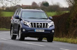 Toyota Land Cruiser front action (2)