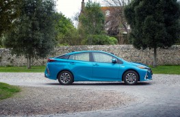 Toyota Prius Plug-in, side