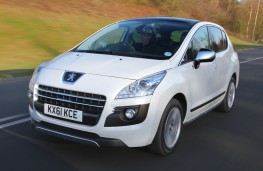 Peugeot 3008 HYbrid4, front