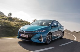 Toyota Prius PHEV, 2017, front