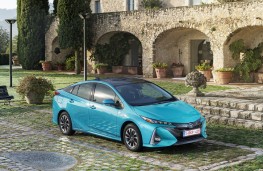 Toyota Prius Plug-In Hybrid, 2017, front, static