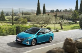 Toyota Prius Plug-In Hybrid, 2017, front