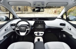 Toyota Prius PHEV, 2017, interior