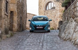 Toyota Prius PHEV, 2017, nose