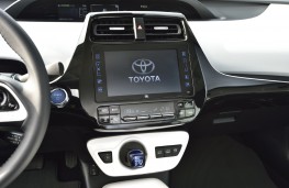 Toyota Prius Plug-In Hybrid, 2017, display screen