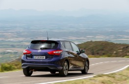 Nissan Pulsar, rear