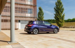 Nissan Pulsar, side