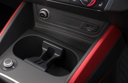 Audi Q2 Sport, 2016, cup holders