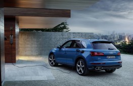 Audi Q5 55 TFSI e, 2019, rear, charging
