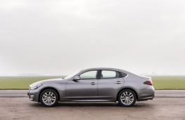 Infiniti Q70, side