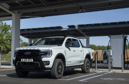 Ford Ranger Stormtrak PHEV, 2026, charging