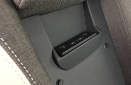 Range Rover Velar, 2017, rear USB