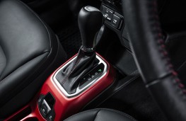 Jeep Renegade Trailhawk, 2019, gear lever