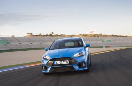 Ford Focus RS, track, head on