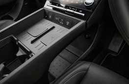 Hyundai Santa Fe Calligraphy, 2025, phone charger pad
