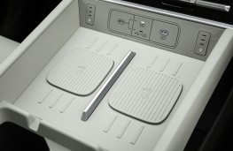 Hyundai Santa Fe Plug-in, 2025, phone charging pad