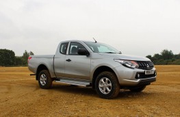 Mitsubishi L200 4Life Club Cab, side