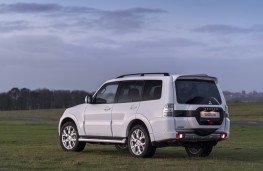 Mitsubishi Shogun LWB, rear quarter