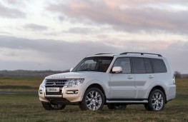 Mitsubishi Shogun LWB, front quarter