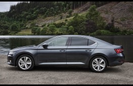 Skoda Superb, side static